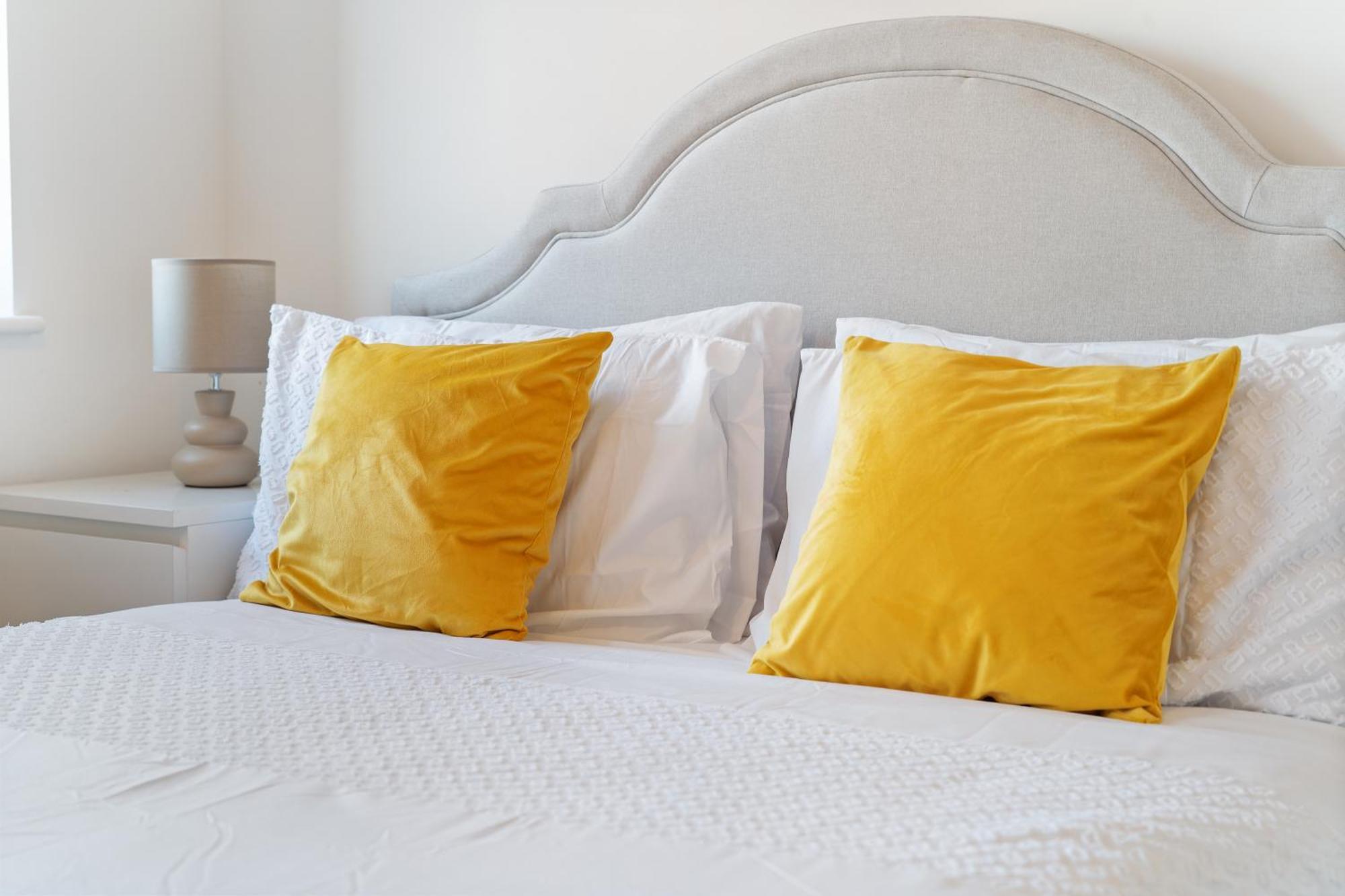 Last-minute Escape L Modern House Near Center Sleeps 6 With Free Parking L By Zen Nights Short Lets & Serviced *