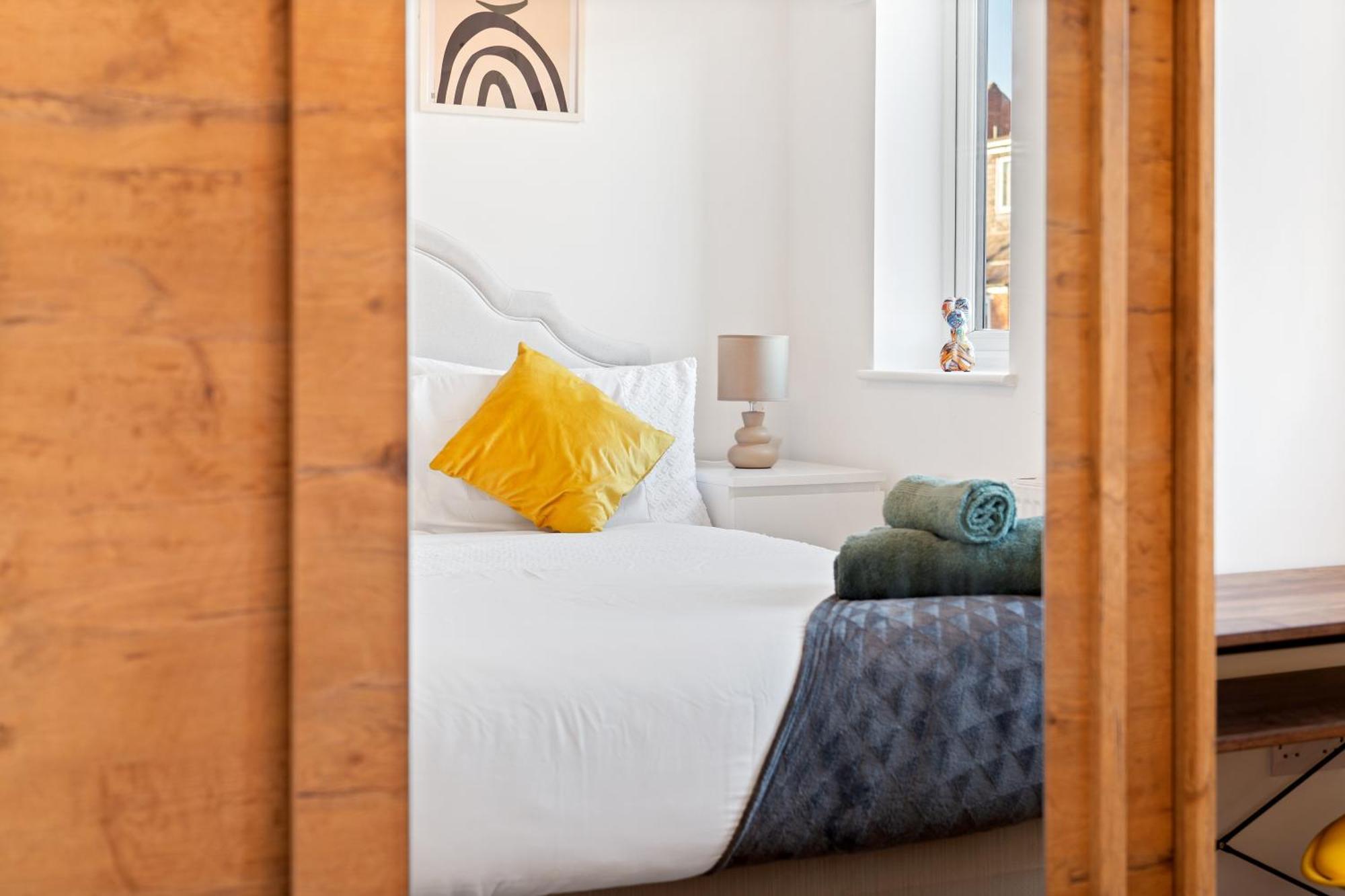 Last-minute Escape L Modern House Near Center Sleeps 6 With Free Parking L By Zen Nights Short Lets & Serviced Holiday home