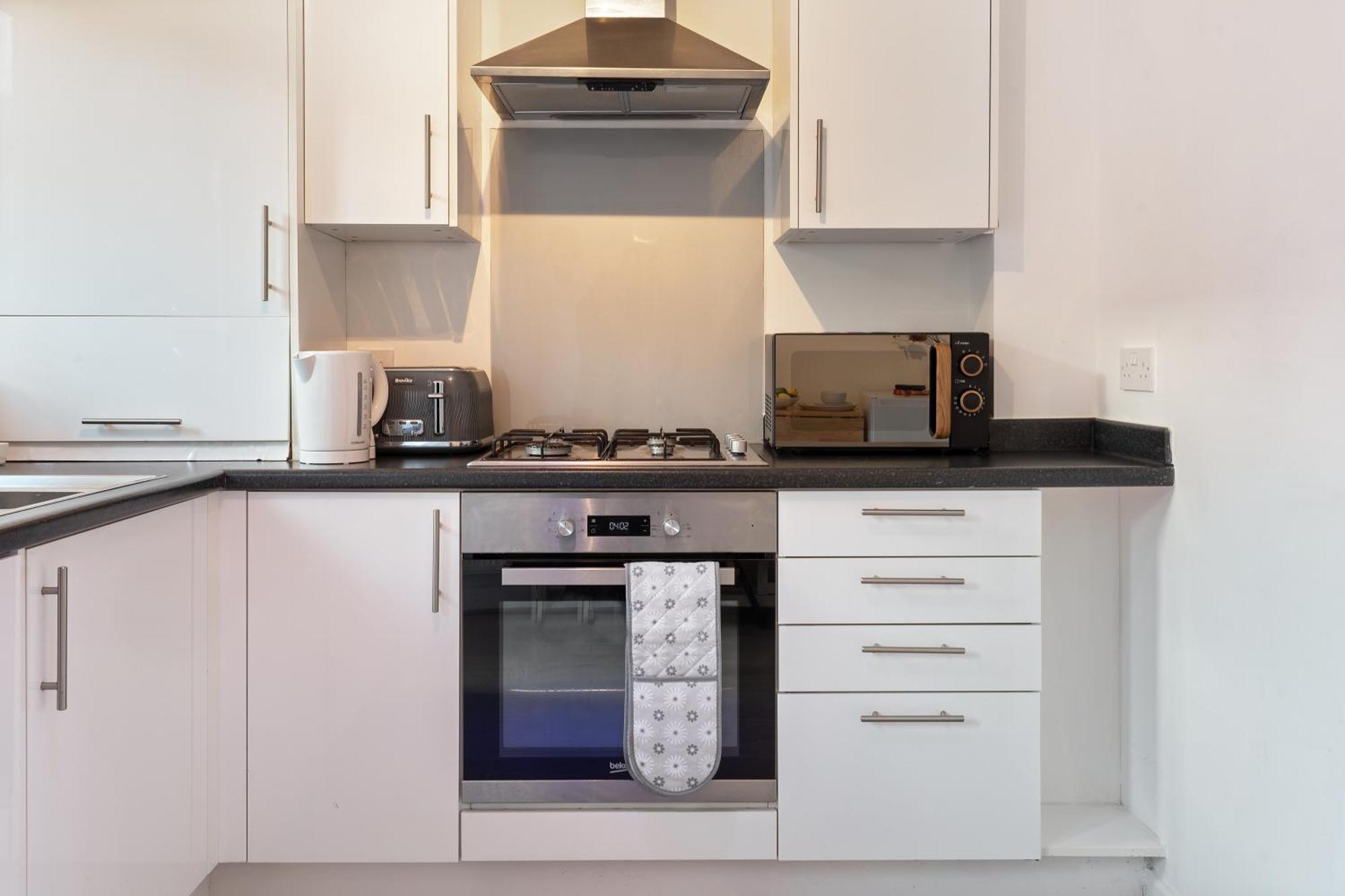 Last-minute Escape L Modern House Near Center Sleeps 6 With Free Parking L By Zen Nights Short Lets & Serviced
