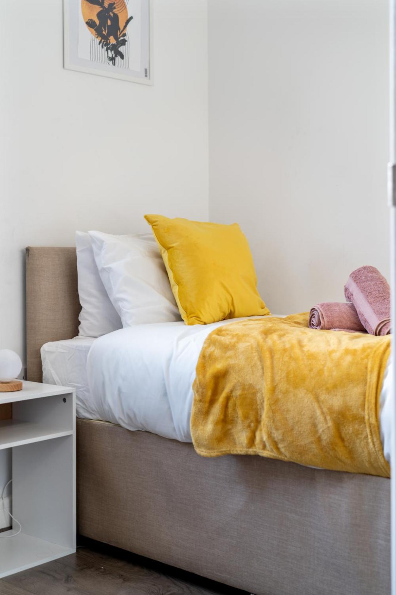 Last-minute Escape L Modern House Near Center Sleeps 6 With Free Parking L By Zen Nights Short Lets & Serviced Holiday home *