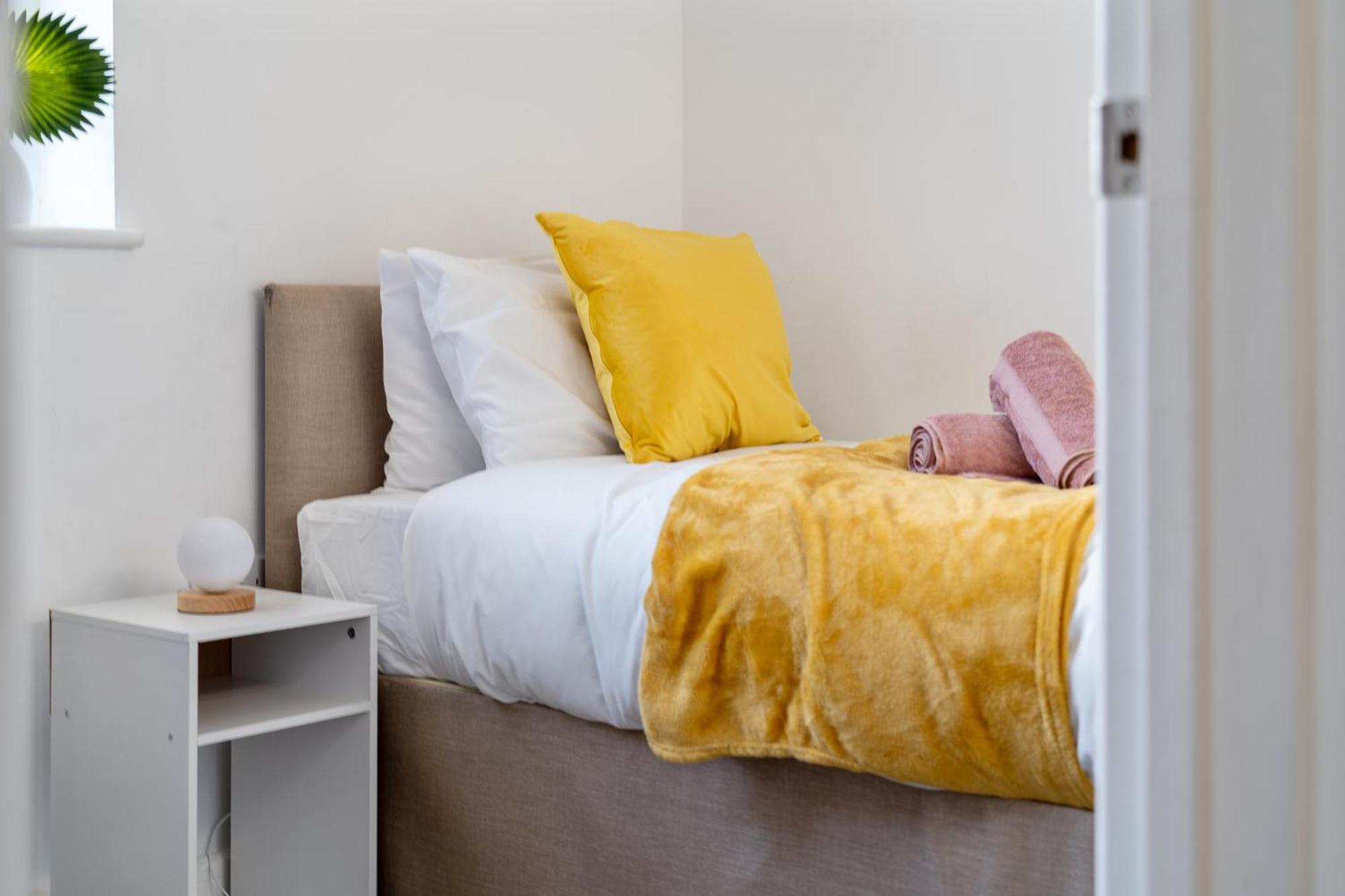 Last-minute Escape L Modern House Near Center Sleeps 6 With Free Parking L By Zen Nights Short Lets & Serviced *
