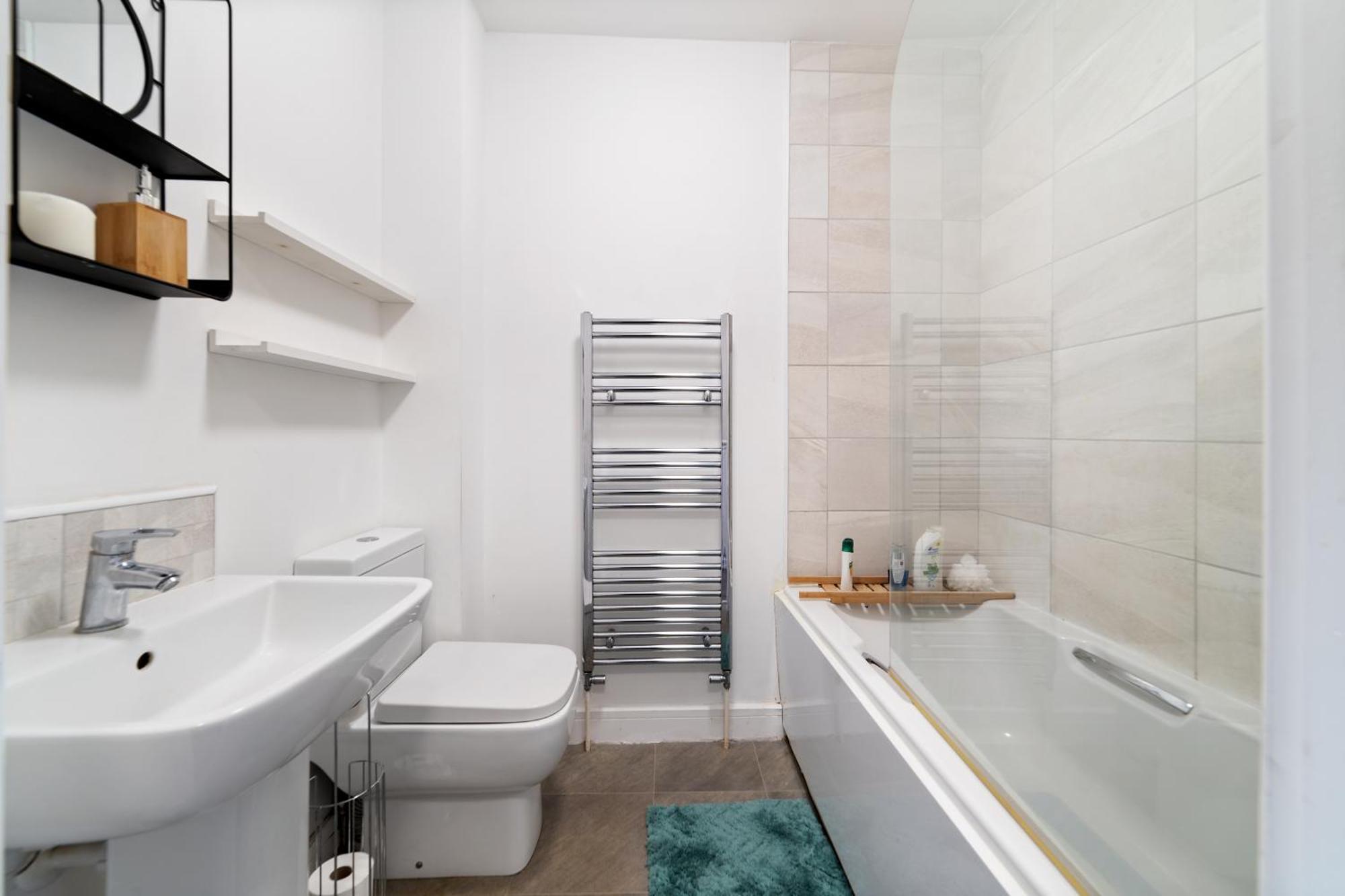Holiday home Last-minute Escape L Modern House Near Center Sleeps 6 With Free Parking L By Zen Nights Short Lets & Serviced *