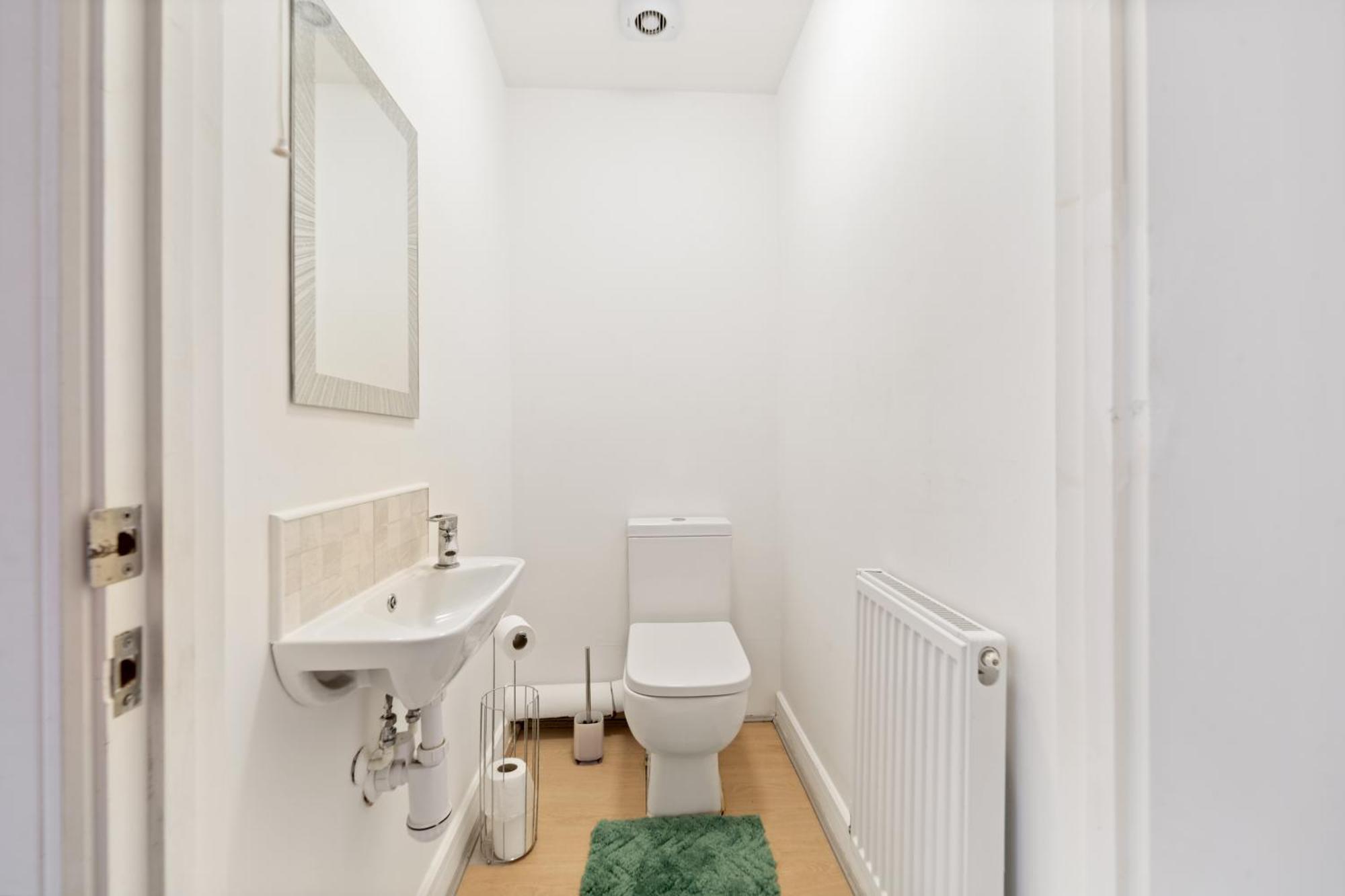 Holiday home Last-minute Escape L Modern House Near Center Sleeps 6 With Free Parking L By Zen Nights Short Lets & Serviced *