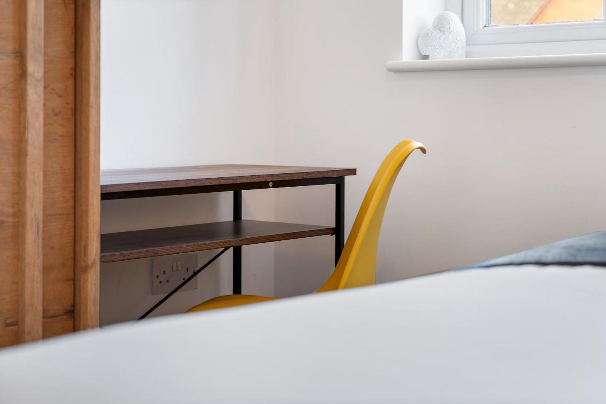 Holiday home Last-minute Escape L Modern House Near Center Sleeps 6 With Free Parking L By Zen Nights Short Lets & Serviced